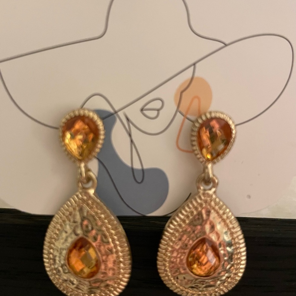 Gold earrings 🌞